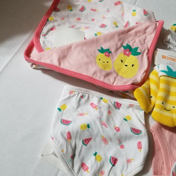Gymboree Newborn Essentials NWT Outlet Blanket, 0-3 month bodysuit, bloomer, bib - Picture 3 of 6